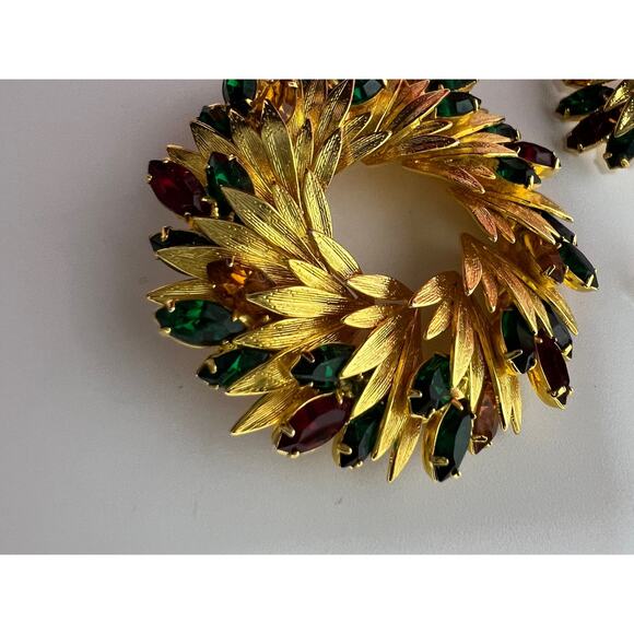 Vintage Gold Toned Wreath with Red and Green Stones Plus matching earrings! - Picture 3 of 9